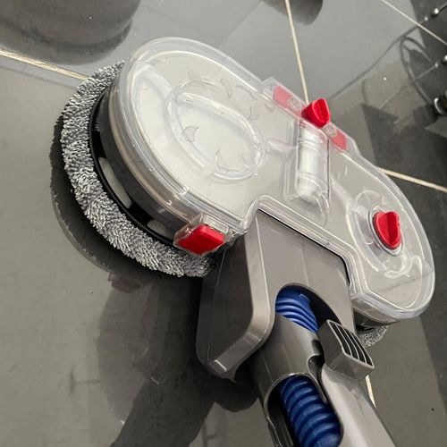 Svenja A. review of Elektrischer Wischaufsatz passend für Dyson V7/ V8/ V10/ V11/ V15 (2 Wischpads inkl.)